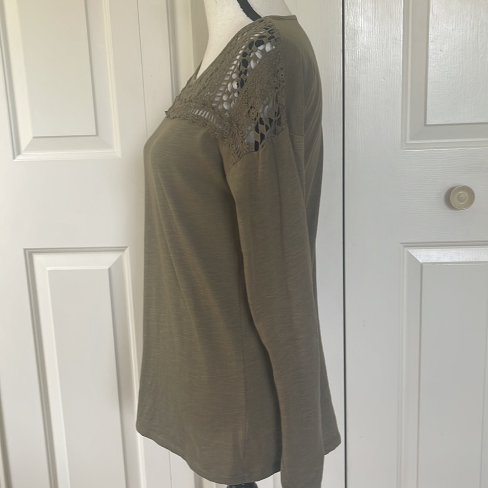 89TH & Madison Khaki Green Crochet Top. Size M - Picture 3 of 9